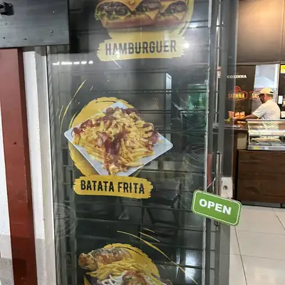 Porta da loja com os adesivos de hambúrguer, batata frita e porções