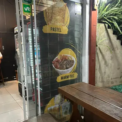 Entrada da loja com os adesivos de pastel e marmitas